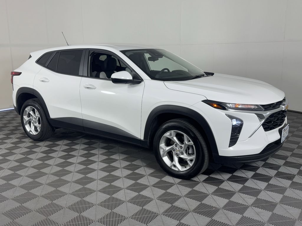 2024 Chevrolet Trax LS photo 2