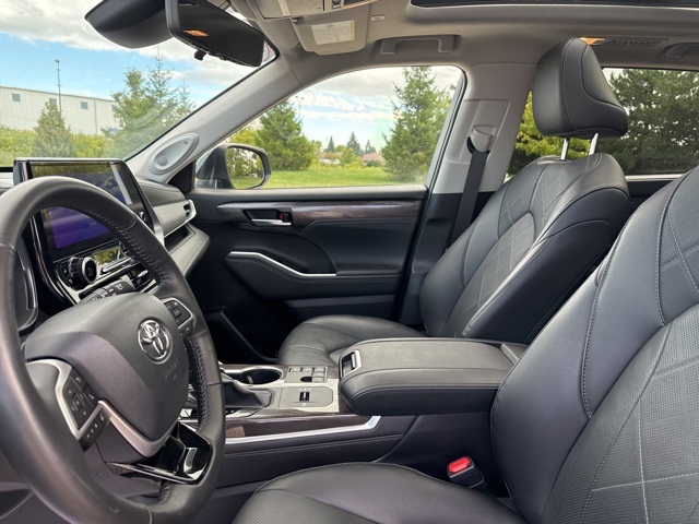 2023 Toyota Highlander Hybrid Platinum photo 13