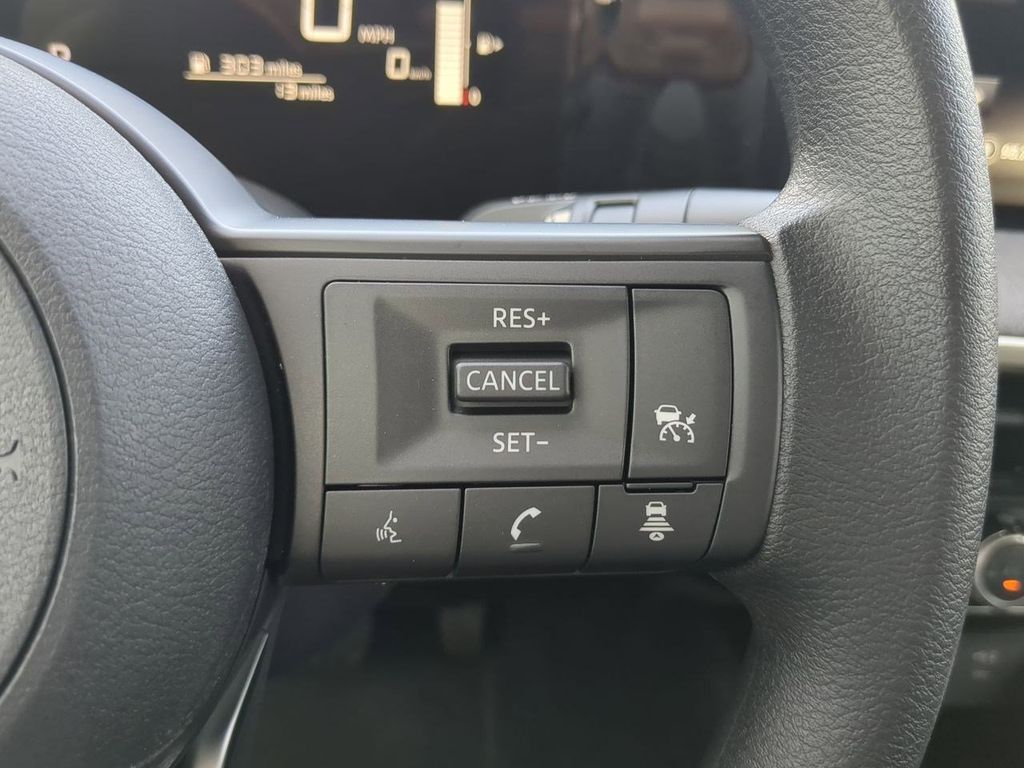 2025 Nissan Kicks SV photo 17