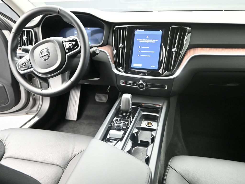 2025 Volvo V60 Cross Country B5 Plus photo 15