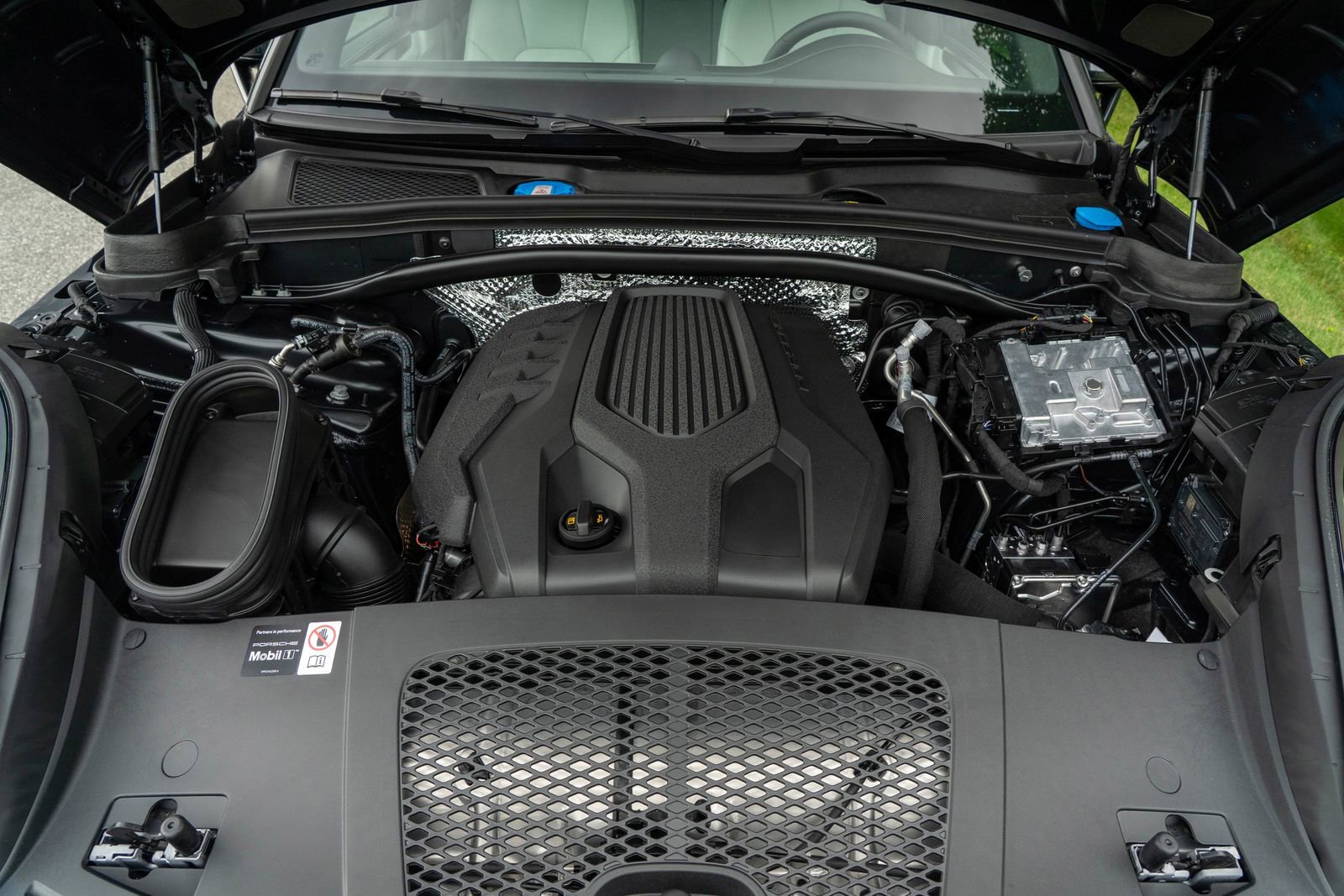 2025 Porsche Macan Base photo 15