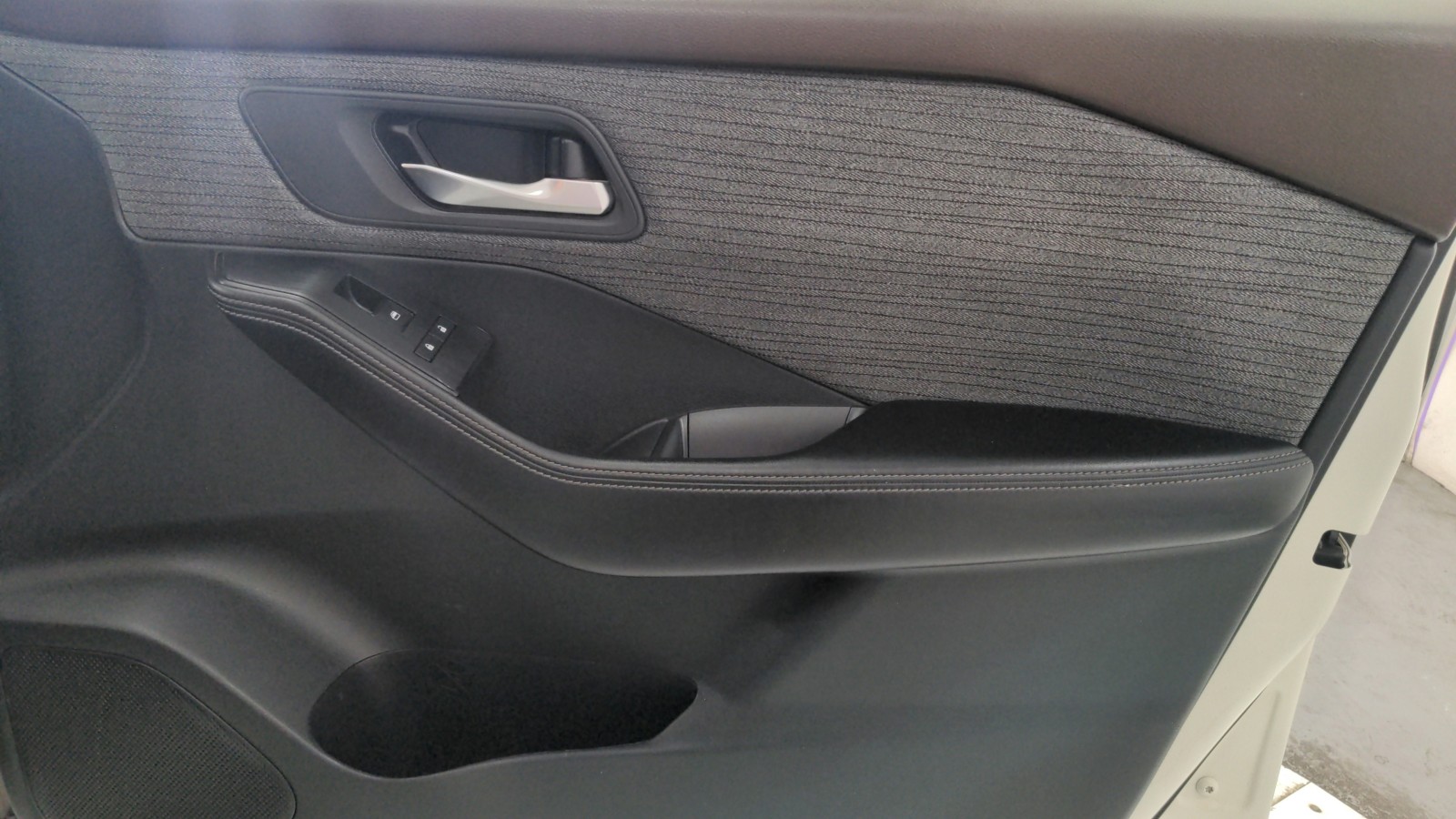 Used 2023 WHITE Nissan SV image 27