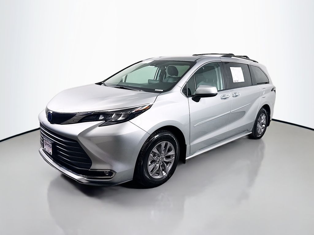 2024 Toyota Sienna XLE photo 3