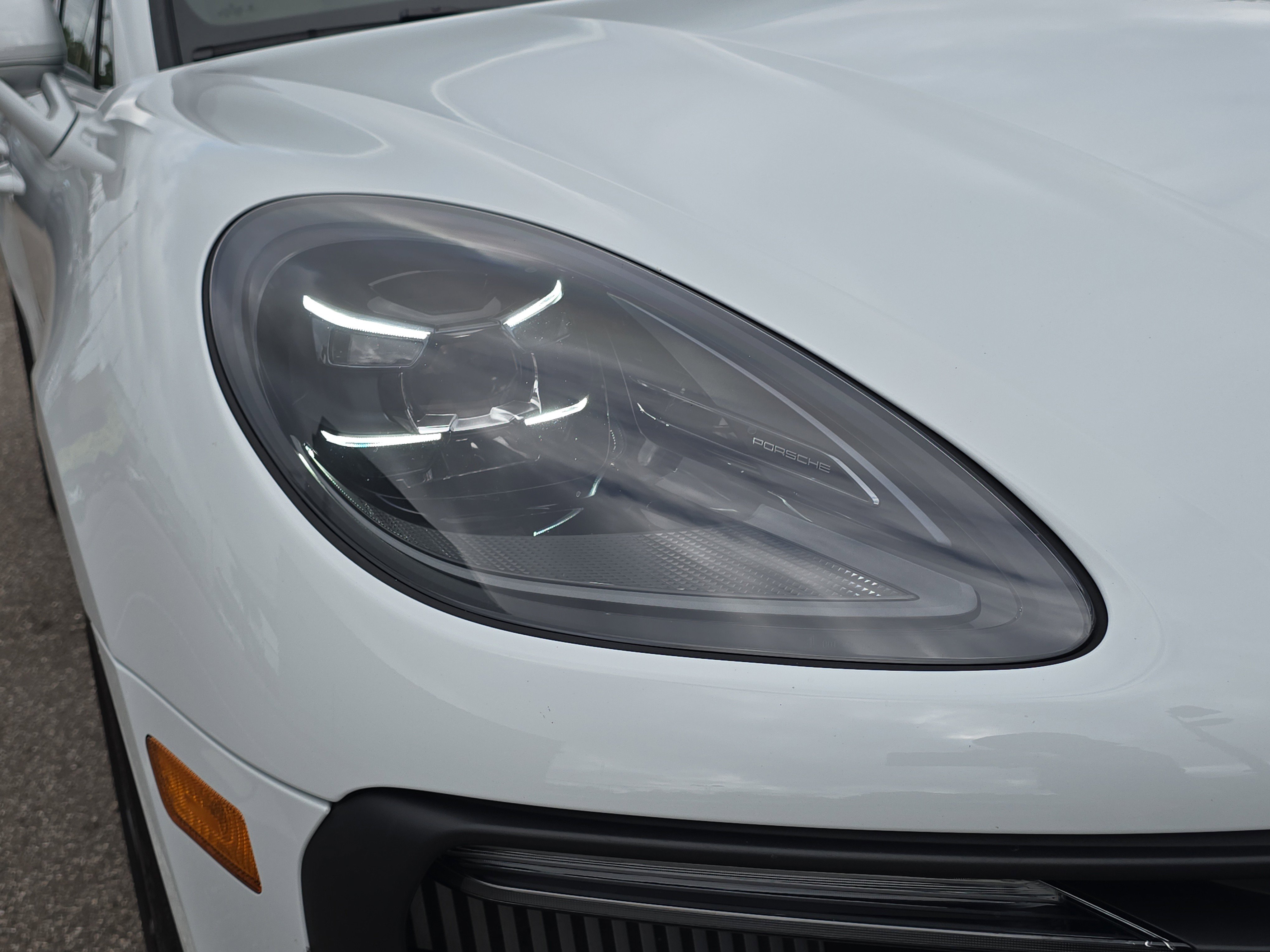 2023 Porsche Macan S photo 2