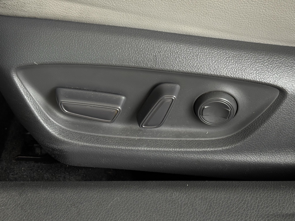 2020 Toyota Camry SE photo 23
