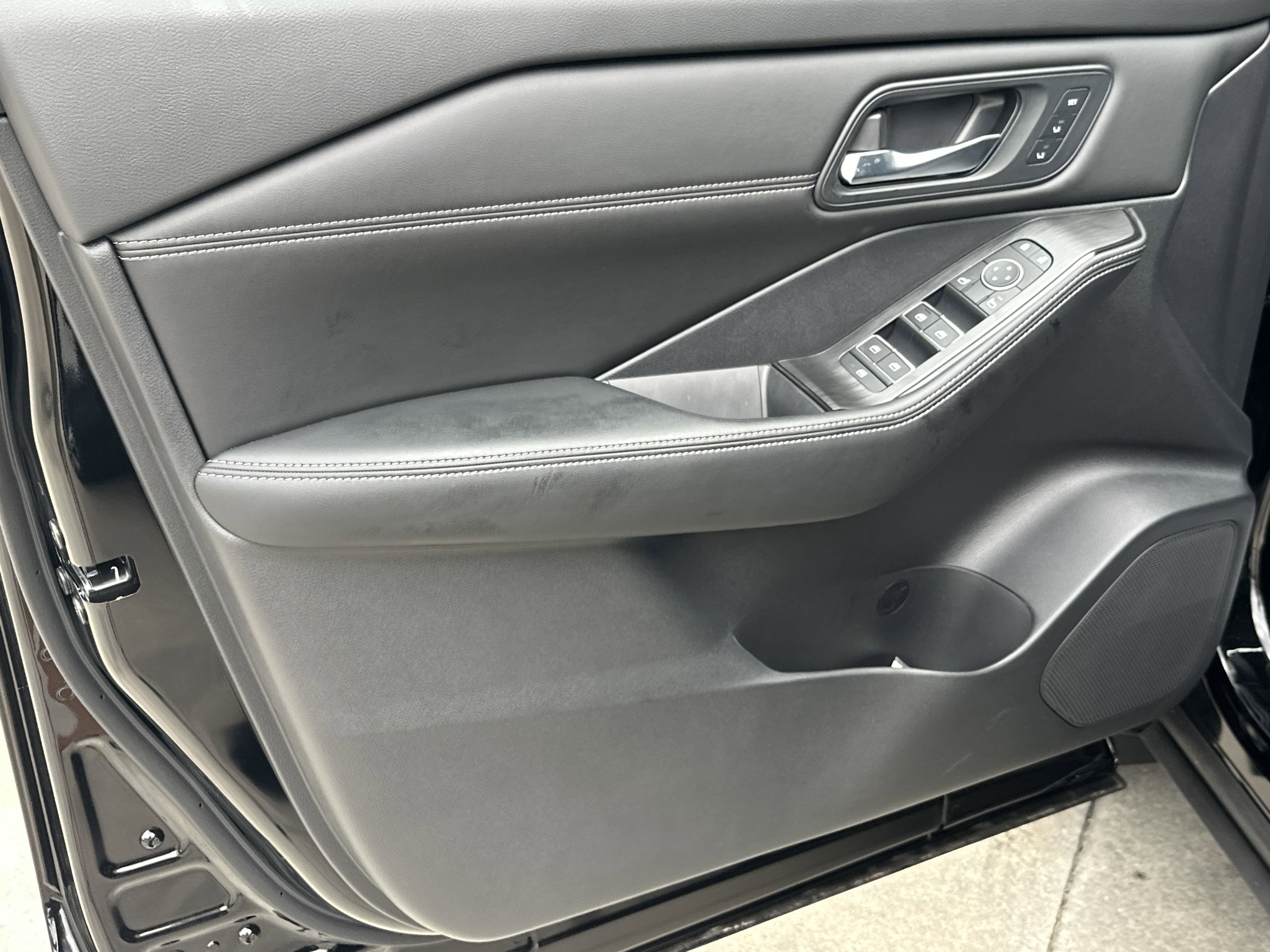 2025 Nissan Rogue SL photo 7