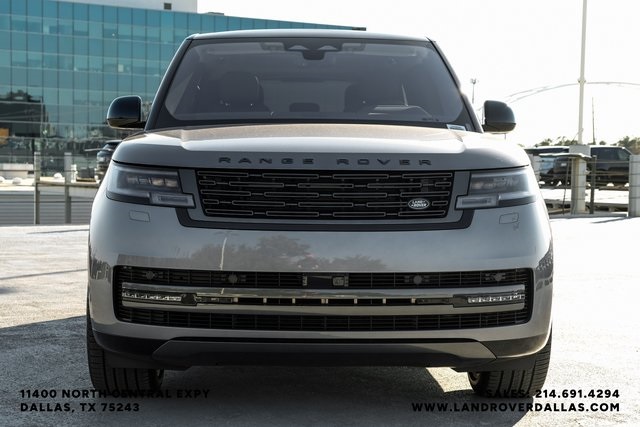 2023 Land Rover Range Rover SE photo 3