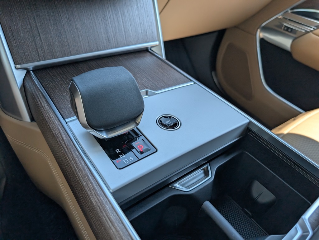 2025 Land Rover Range Rover SE photo 16