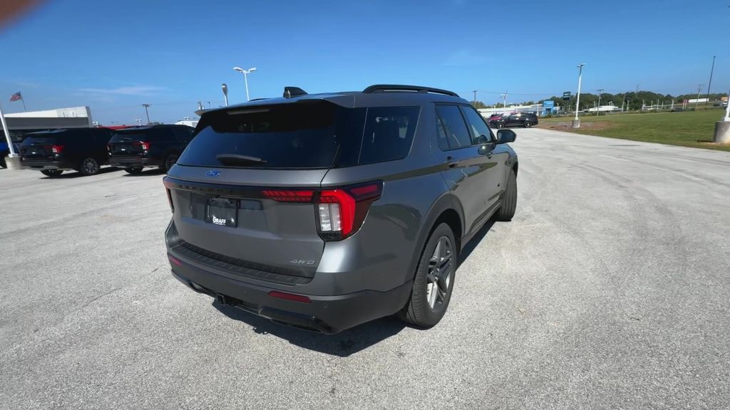 2025 Ford Explorer ST-Line photo 5