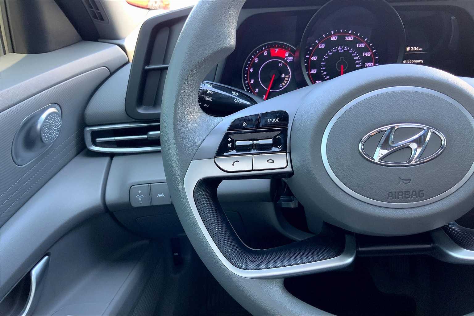 2023 Hyundai Elantra SEL photo 22
