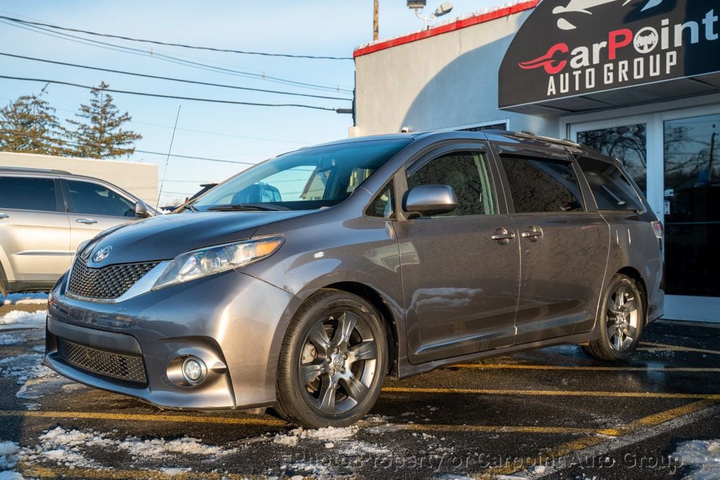 2012 Toyota Sienna SE's photo