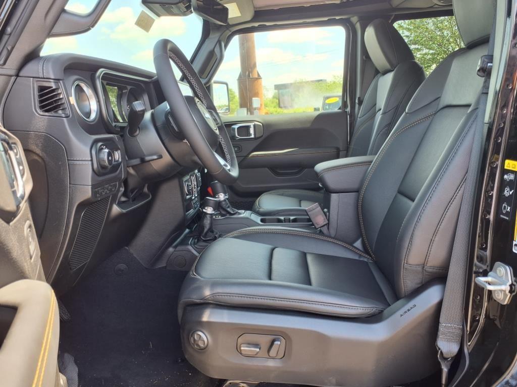 2025 Jeep Wrangler Sahara photo 3