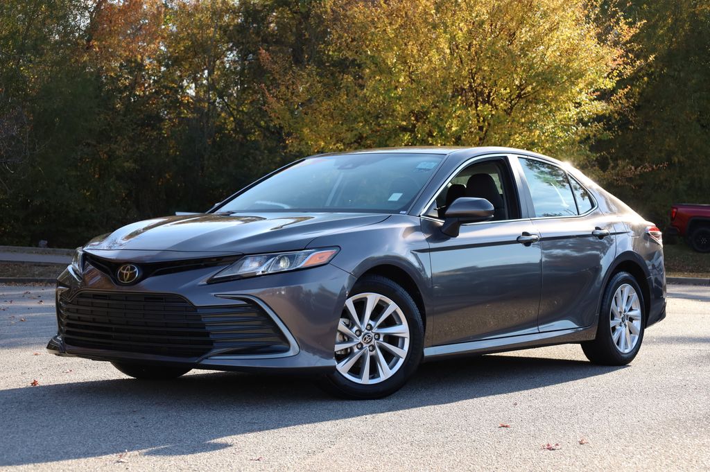 2023 Toyota Camry LE's photo