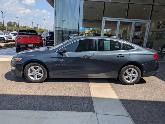 2020 Chevrolet Malibu photo 2