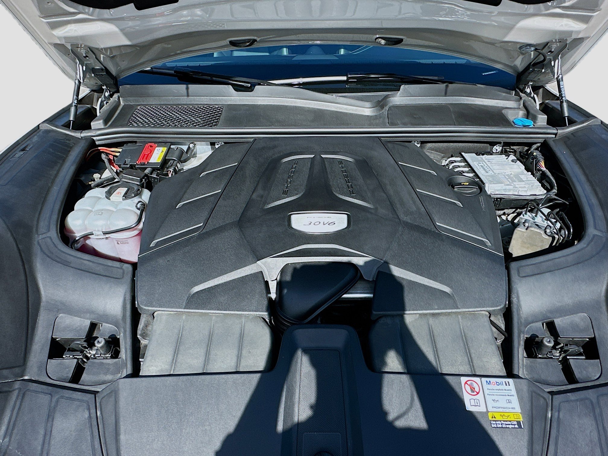 2022 Porsche Cayenne Platinum Edition photo 34