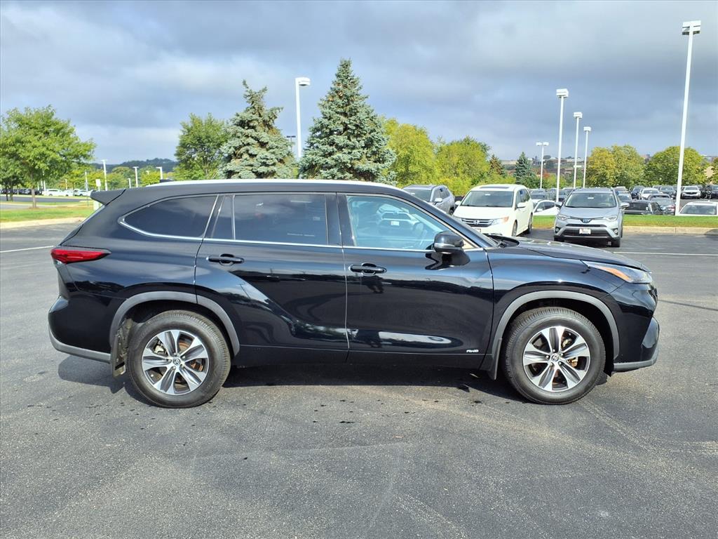 Certified 2022 Toyota Highlander XLE with VIN 5TDGBRCH5NS540382 for sale in Burnsville, Minnesota