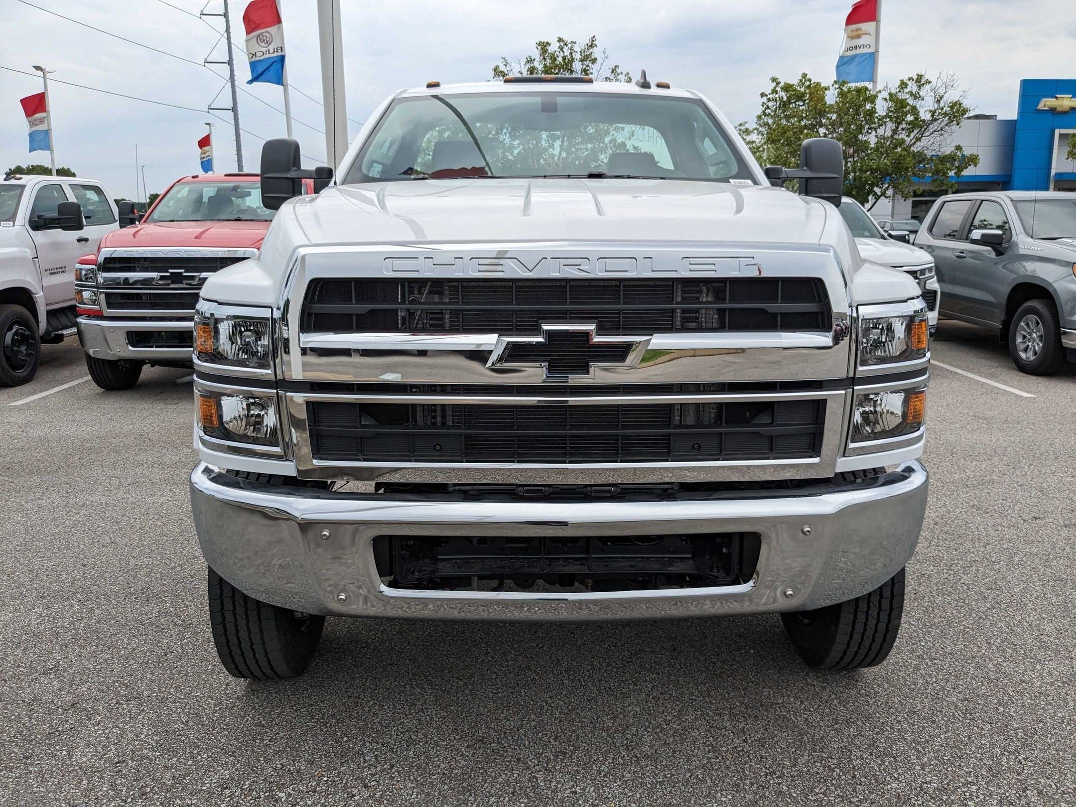 2024 Chevrolet Silverado 6500HD photo 2