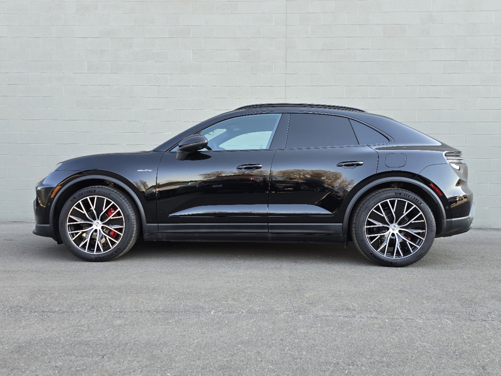 2025 Porsche Macan Electric photo 3