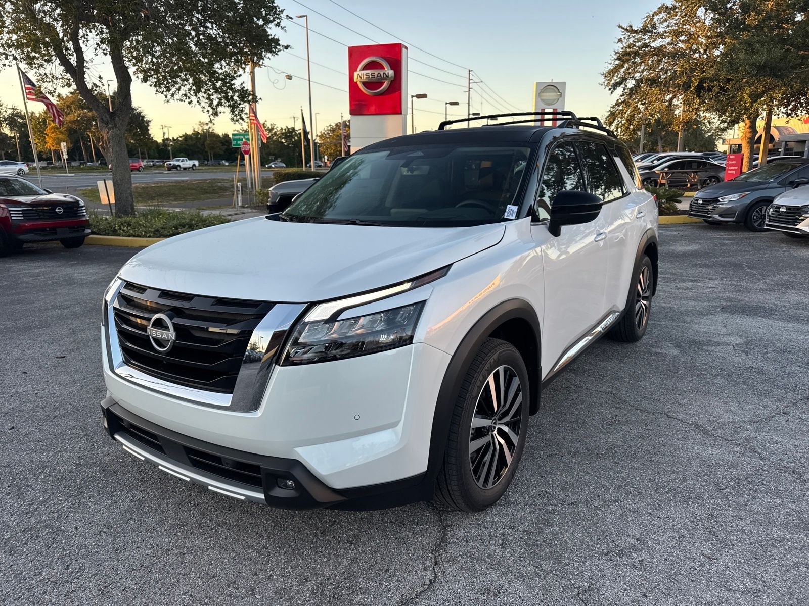 2025 Nissan Pathfinder Platinum photo 2