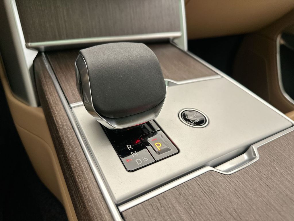 2025 Land Rover Range Rover SE photo 10