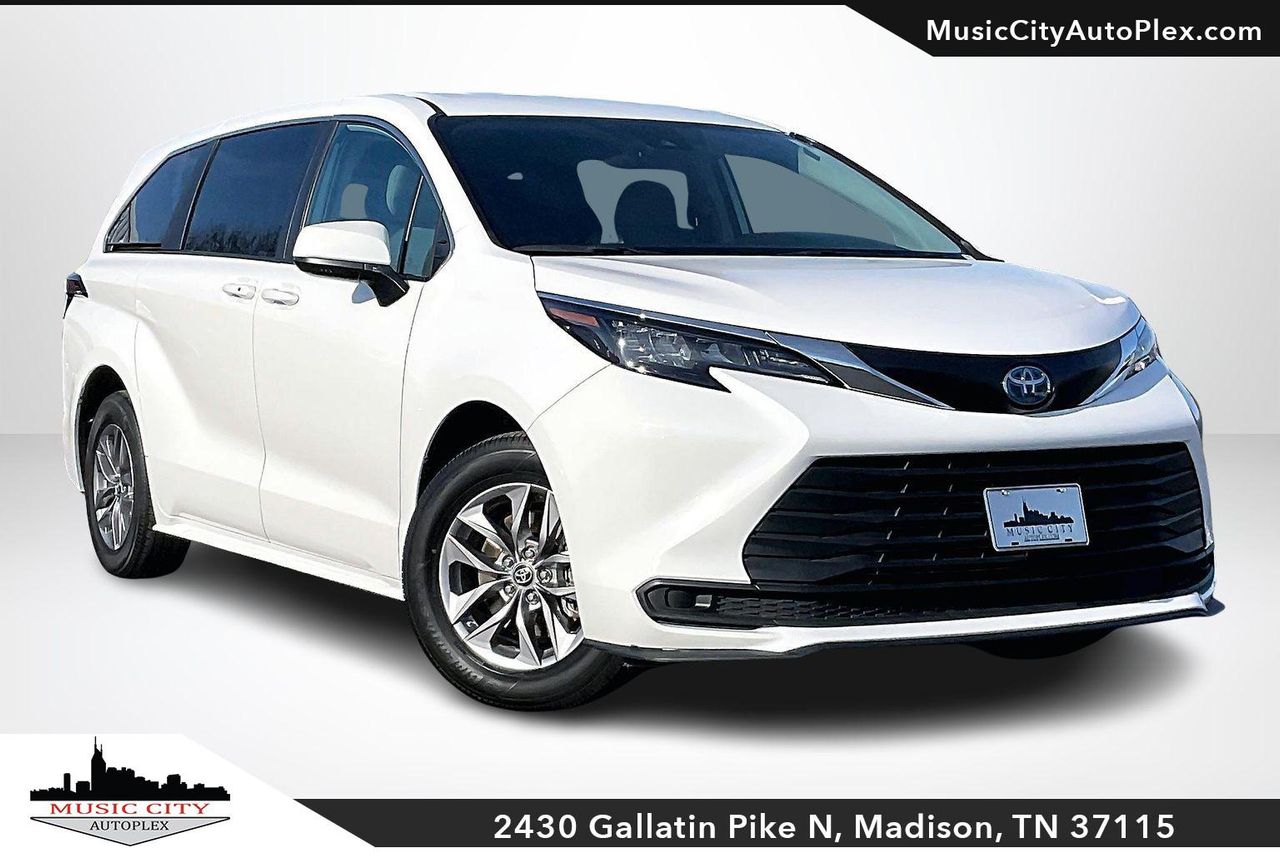 2024 Toyota Sienna LE's photo