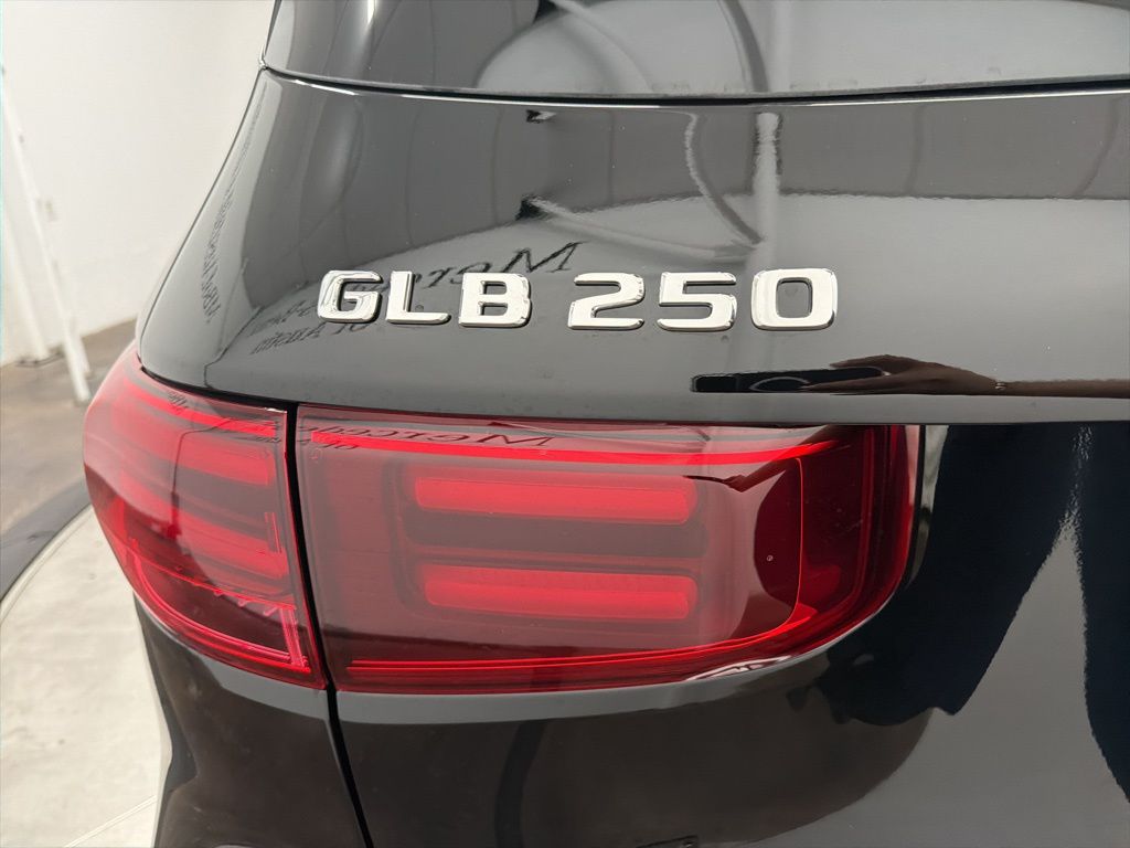 2026 Mercedes Benz GLB 250 photo 2