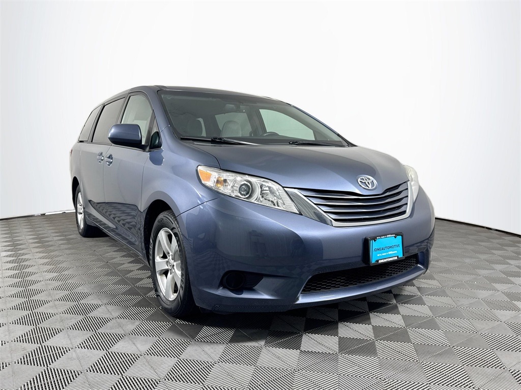 2017 Toyota Sienna LE photo 3