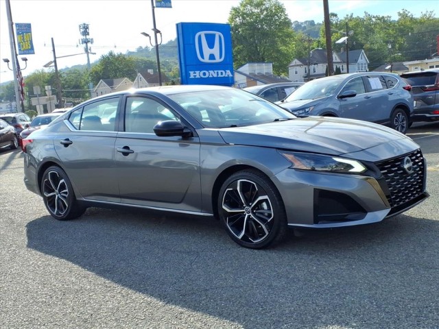 2023 Nissan Altima SR's photo