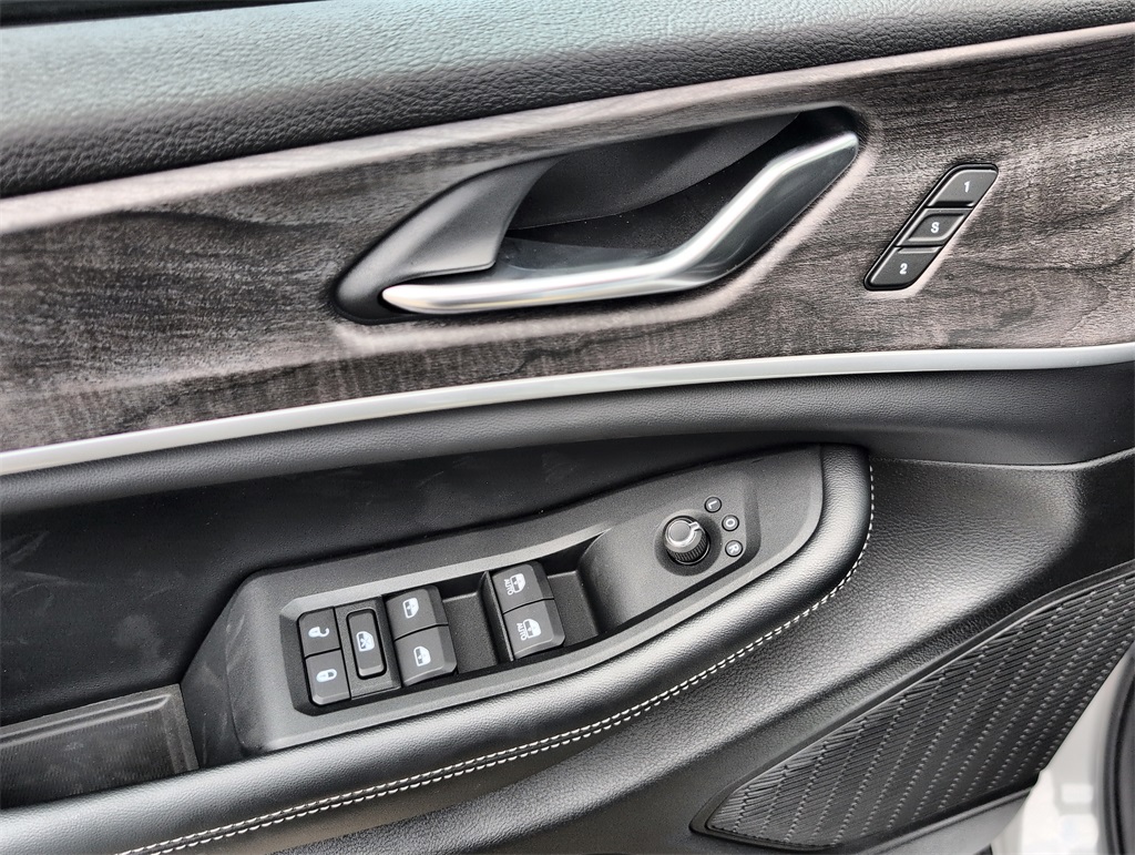 2025 Jeep Grand Cherokee Limited photo 2