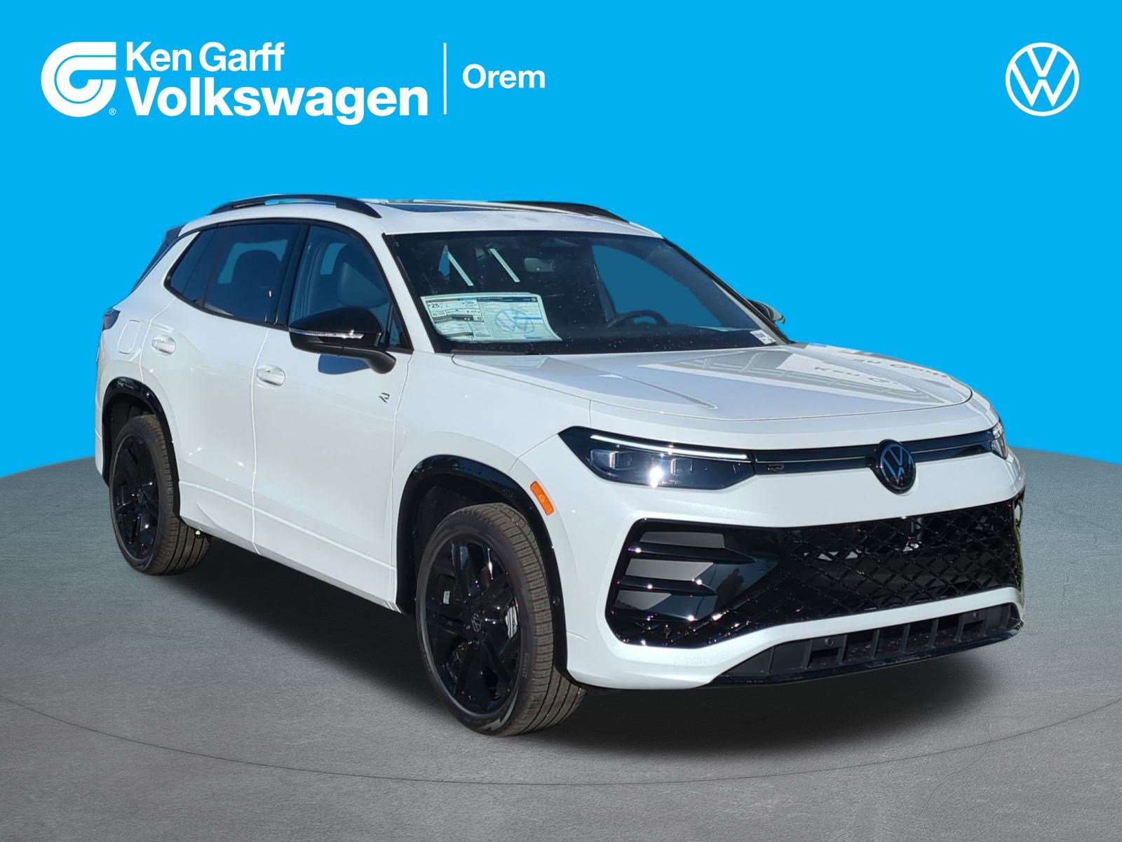 2025 Volkswagen Tiguan SE R-LINE BLACK's photo