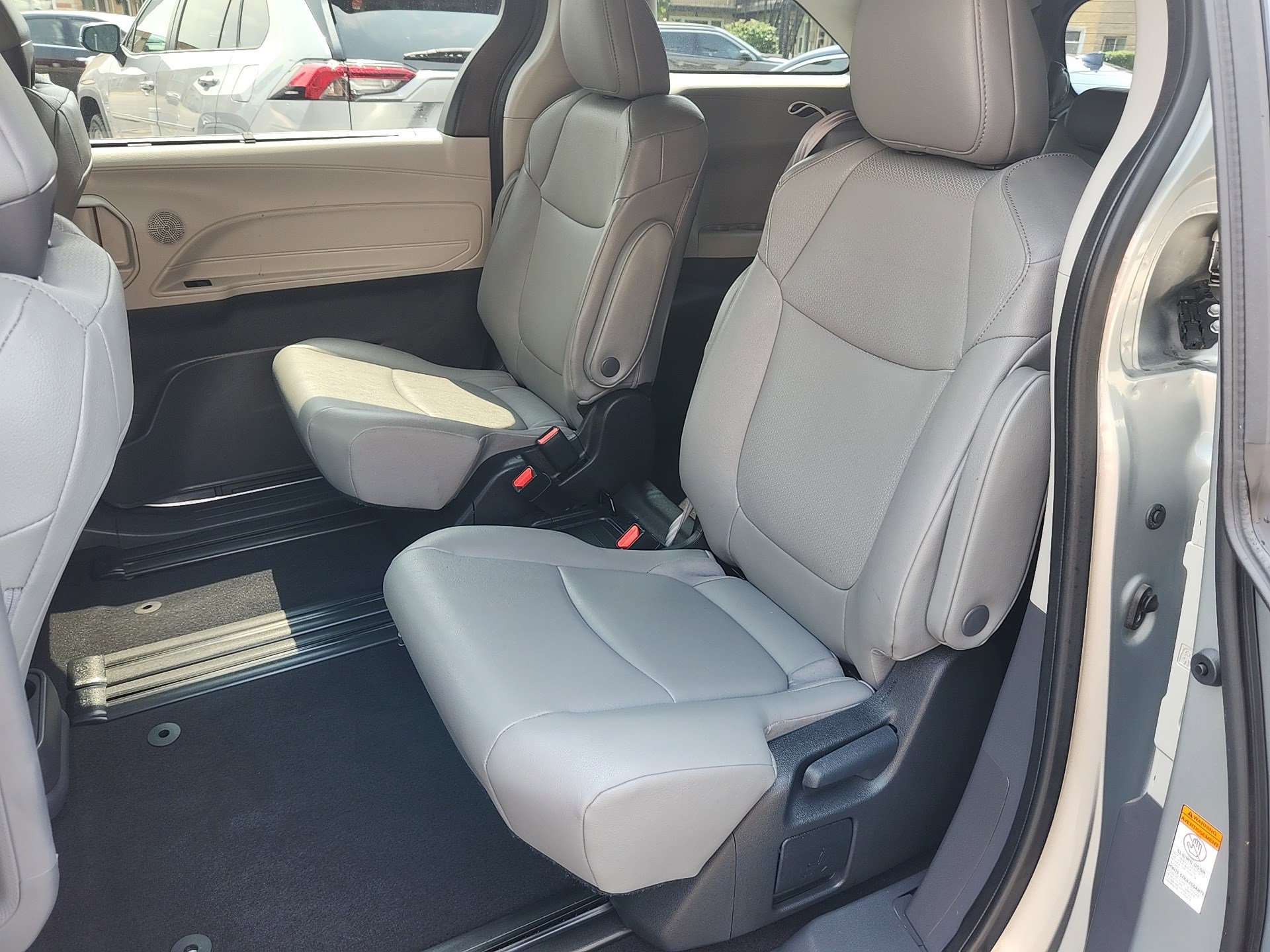 2023 Toyota Sienna XLE photo 26