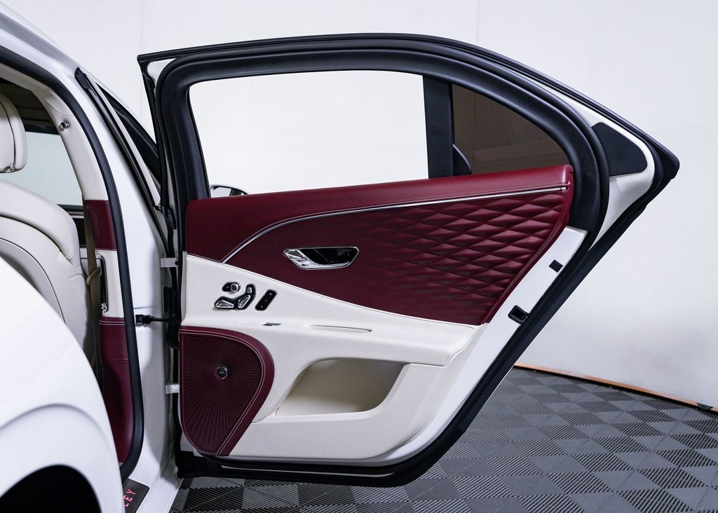 Used 2022 Glacier White Bentley V8 image 21