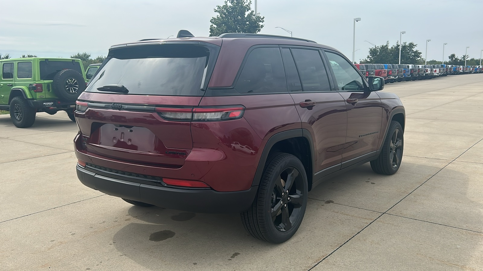 2025 Jeep Grand Cherokee Limited photo 3