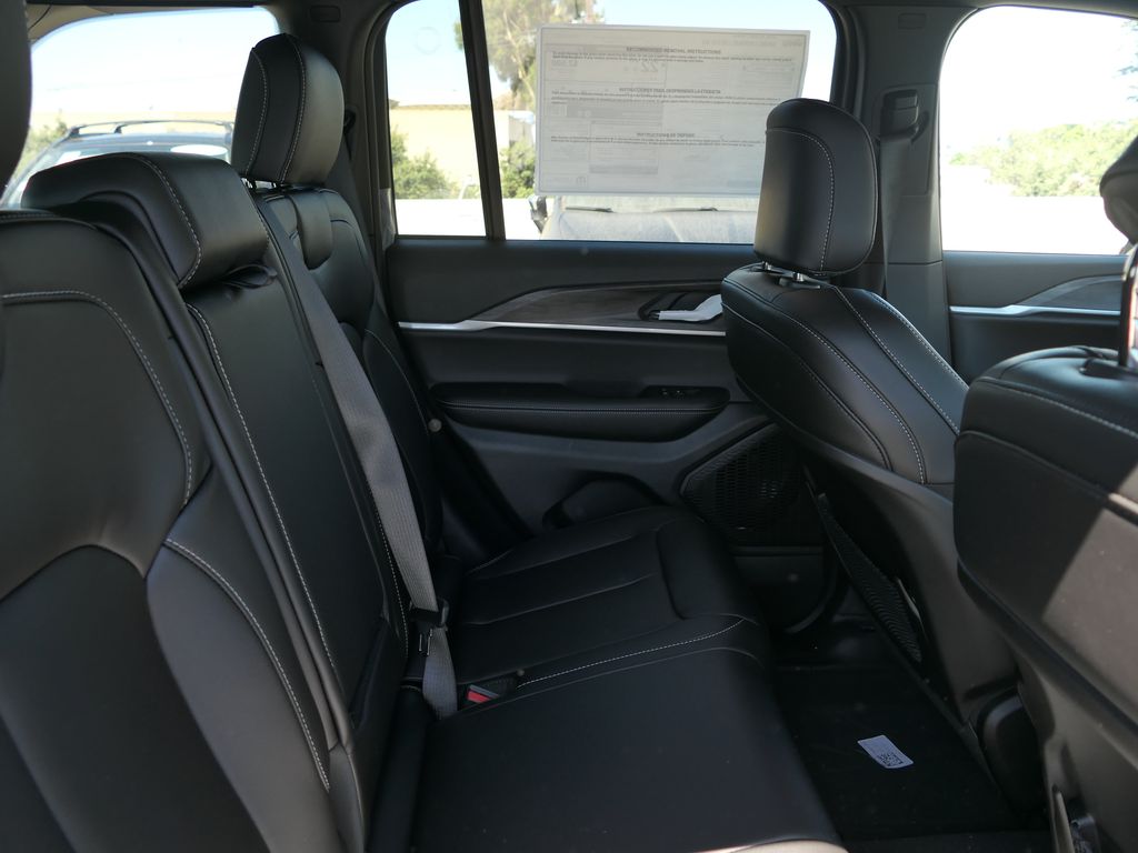 2025 Jeep Grand Cherokee Limited photo 18
