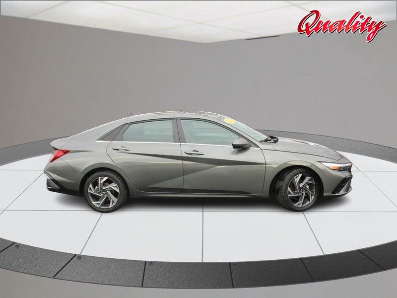 2025 Hyundai Elantra SEL Convenience photo 2