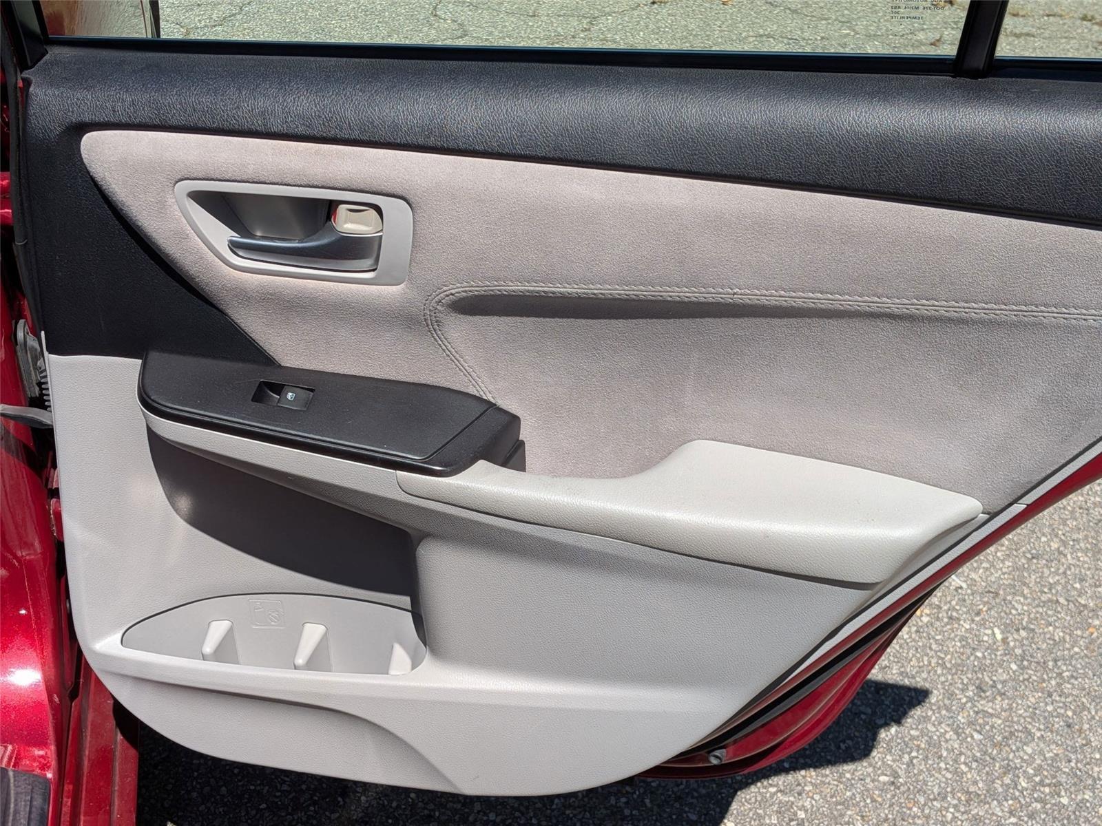 2015 Toyota Camry XSE photo 31