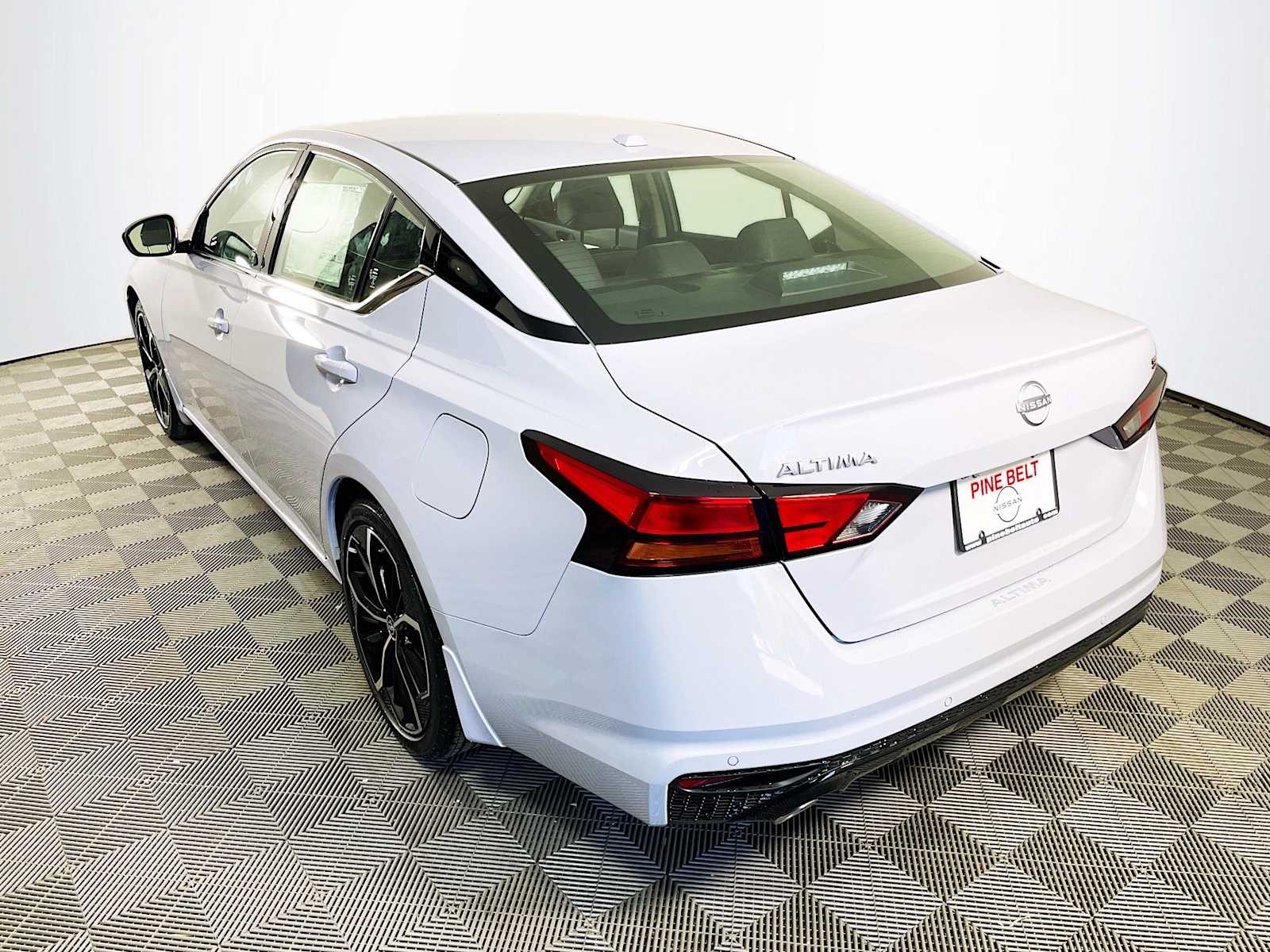2025 Nissan Altima SR photo 7
