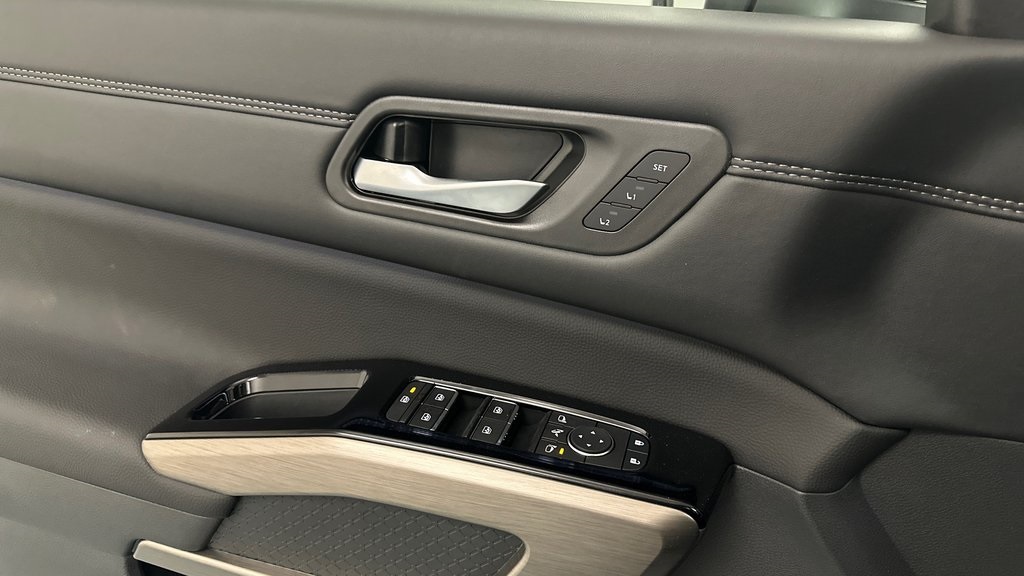 2025 Nissan Pathfinder Platinum photo 19