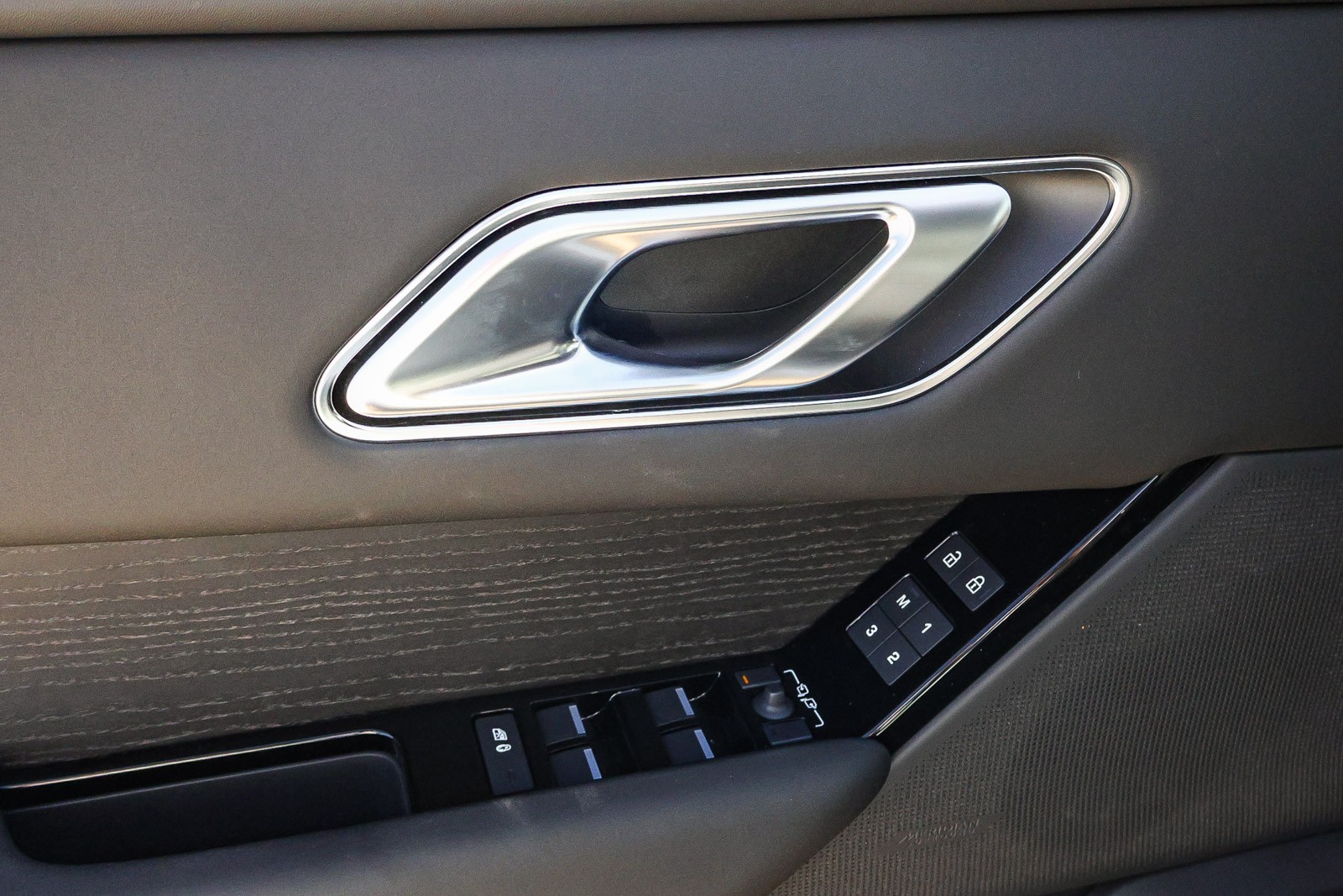 2026 Land Rover Range Rover Velar SE photo 19