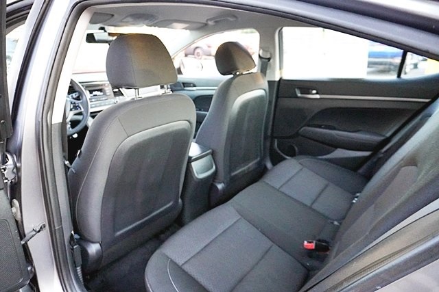 Used 2018 Gray Hyundai SE image 13