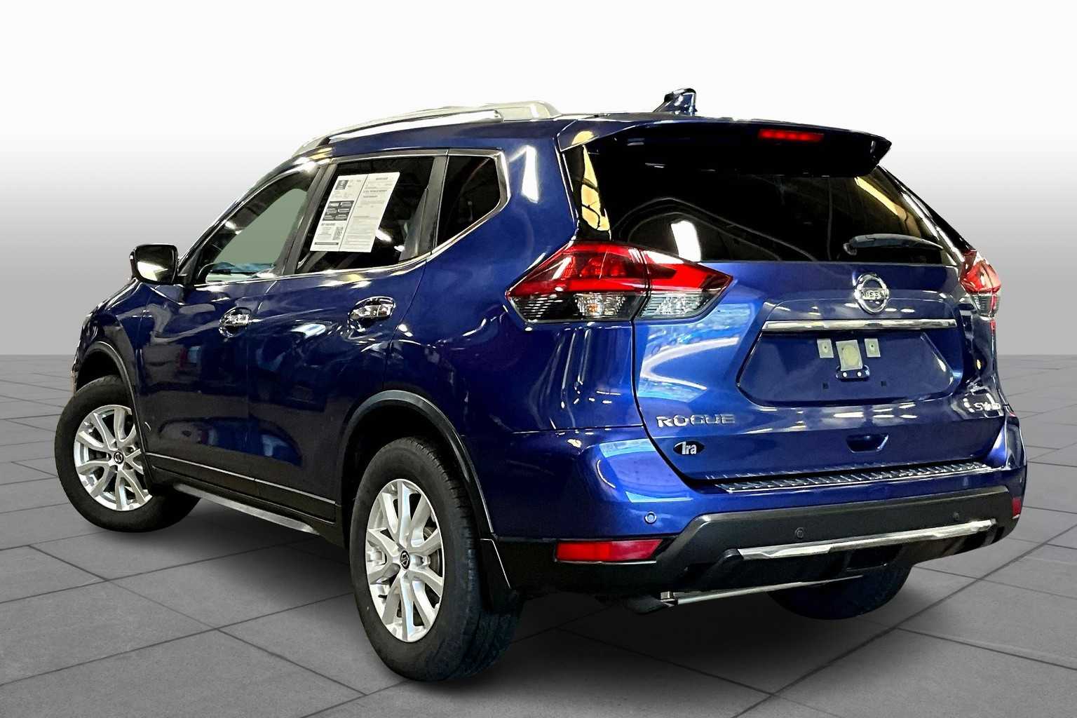 2019 Nissan Rogue SV photo 11