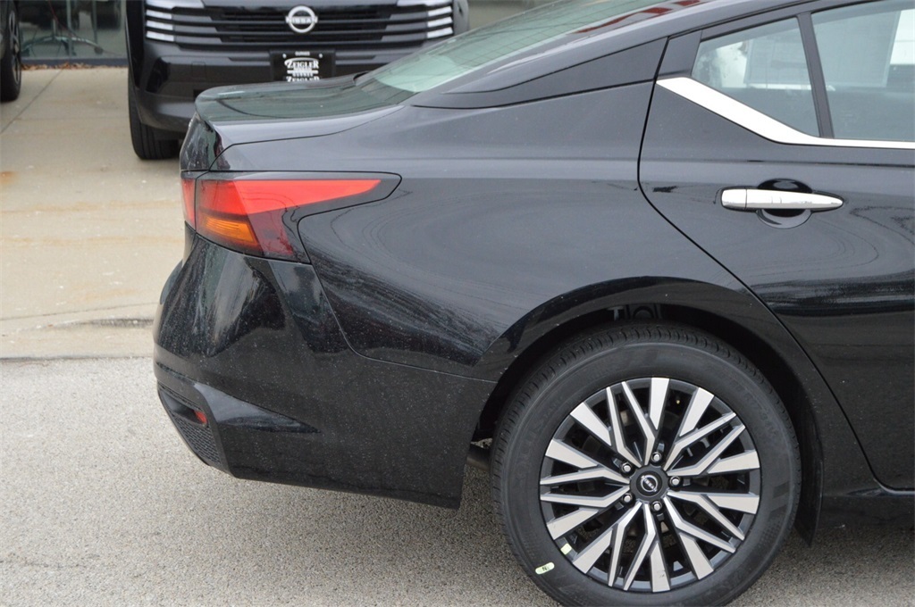 2025 Nissan Altima SV photo 4