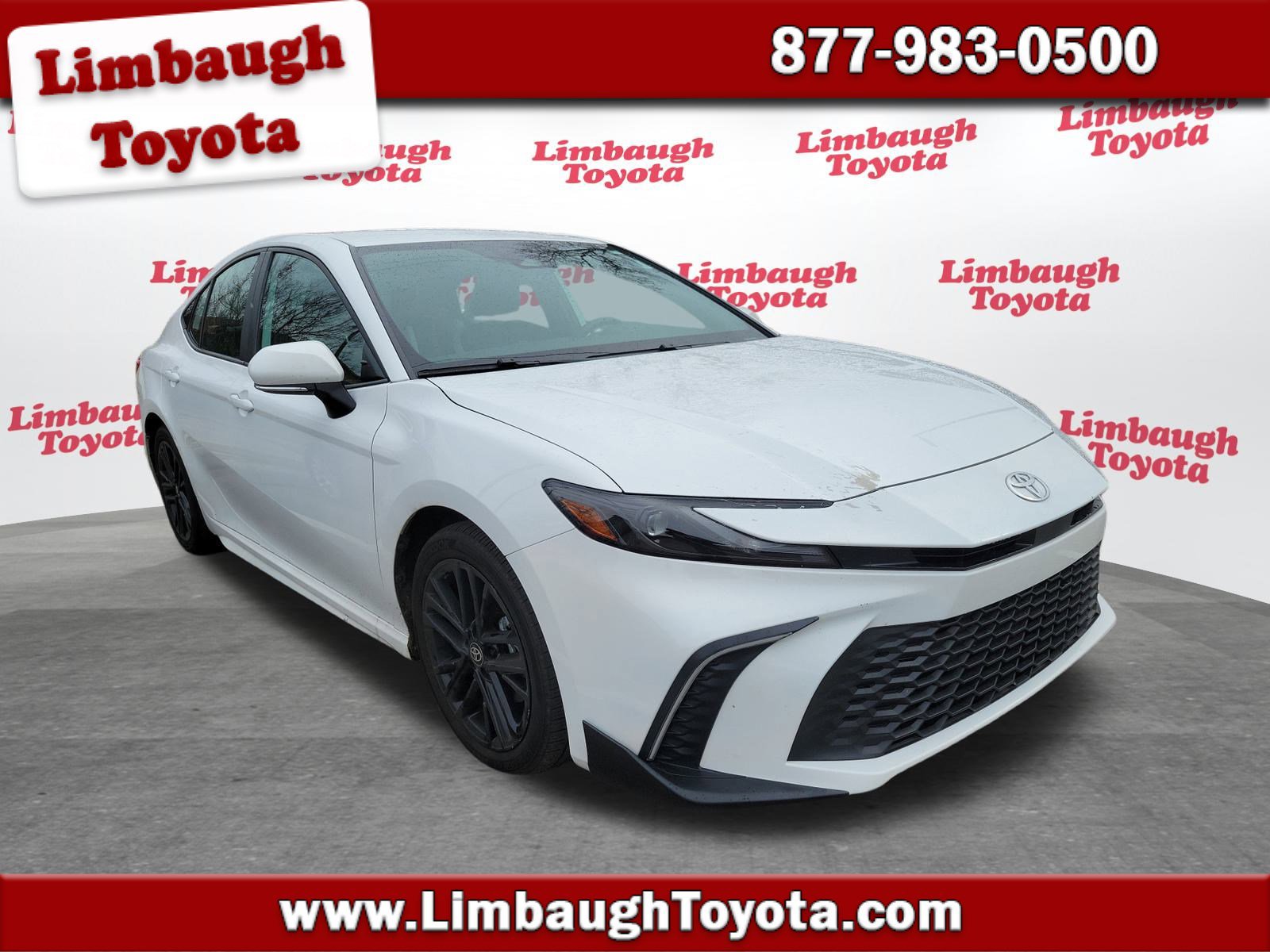 2025 Toyota Camry SE's photo