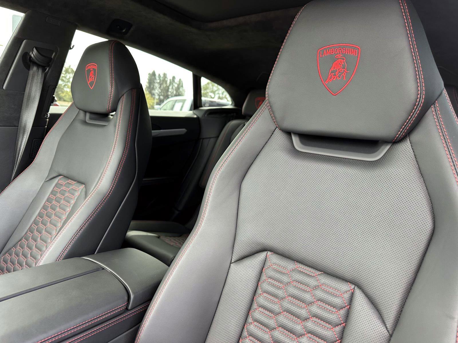 2022 Lamborghini Urus Base photo 21