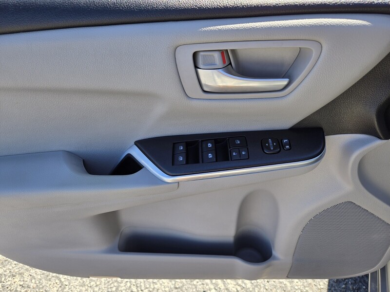 2017 Toyota Camry LE photo 11