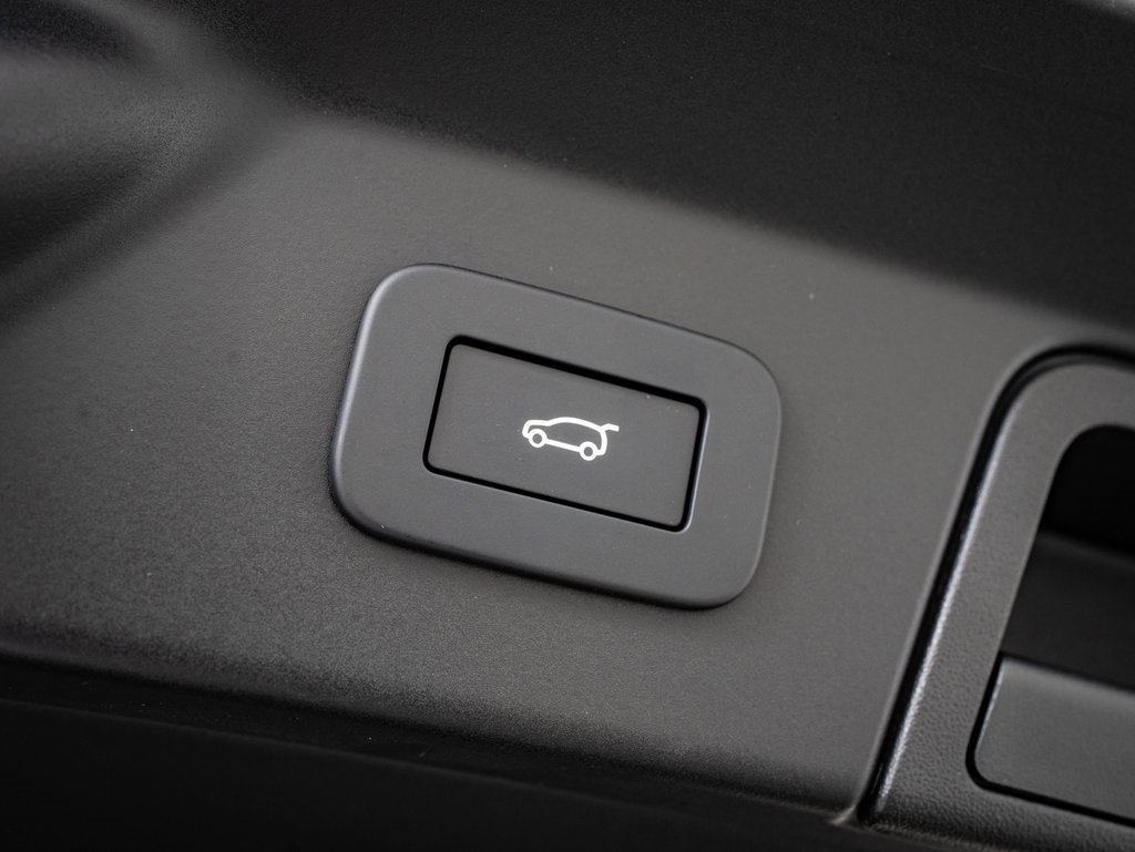 2026 Land Rover Range Rover Velar SE photo 17