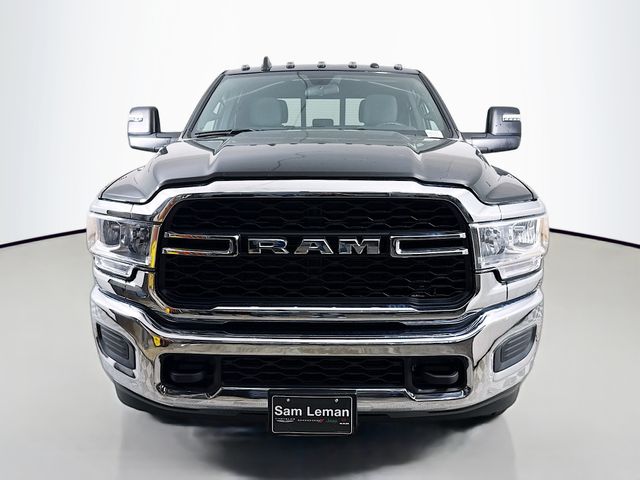 New 2024 Diamond Black Crystal Pearl-Coat Exterior Paint RAM Tradesman image 2