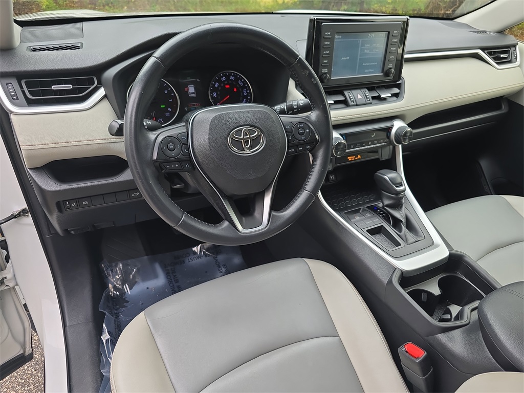 2019 Toyota RAV4 XLE Premium photo 15