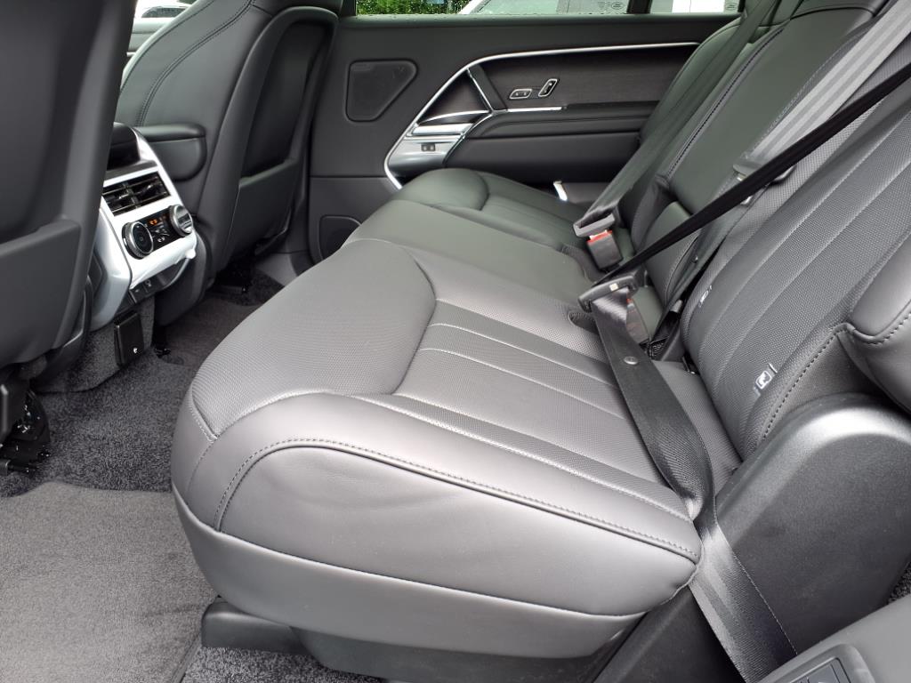 2025 Land Rover Range Rover SE photo 4