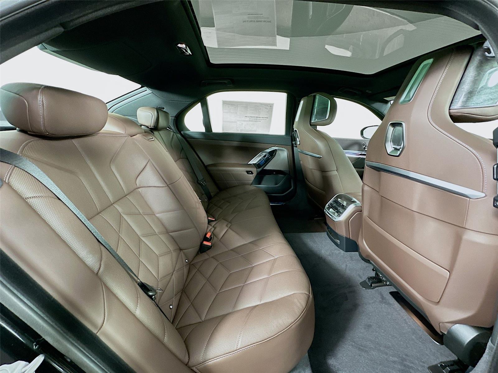 2026 Bmw 750e photo 27